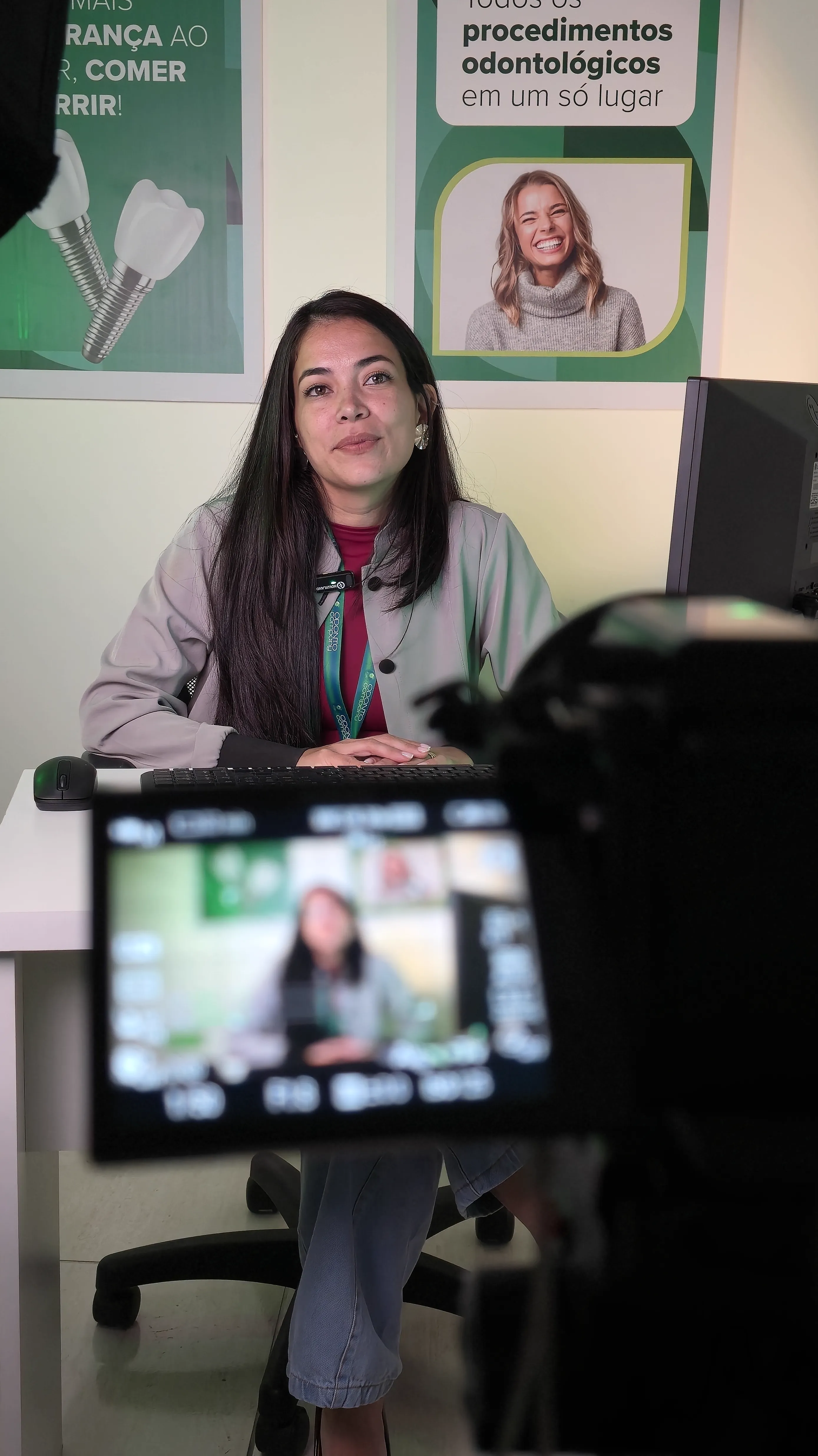 Câmera gravando recepcionista da OdontoCompany Bangu na recepção da clínica