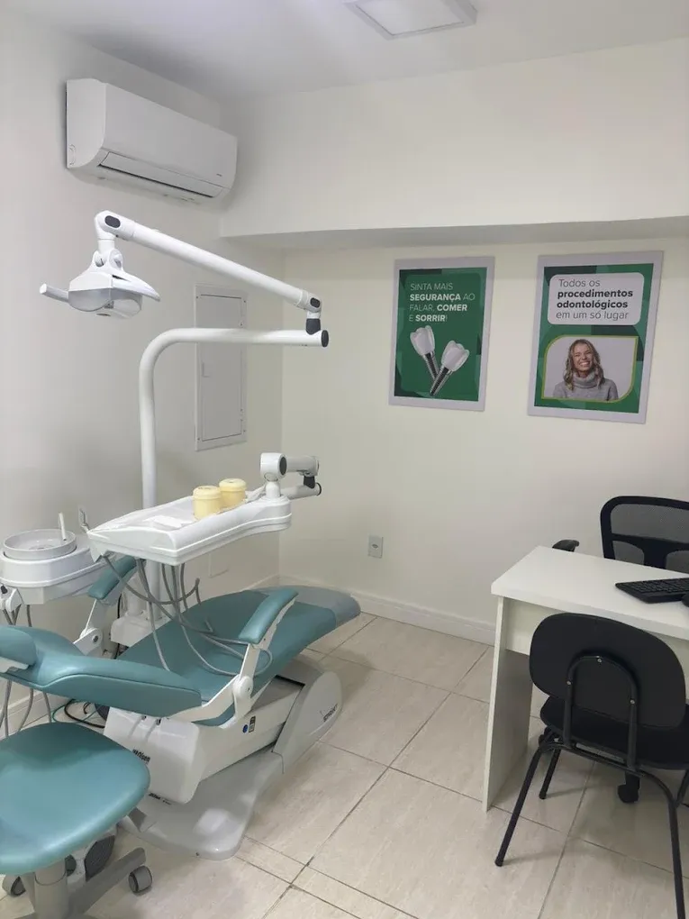 Consultório de implantes com estação de planejamento digital