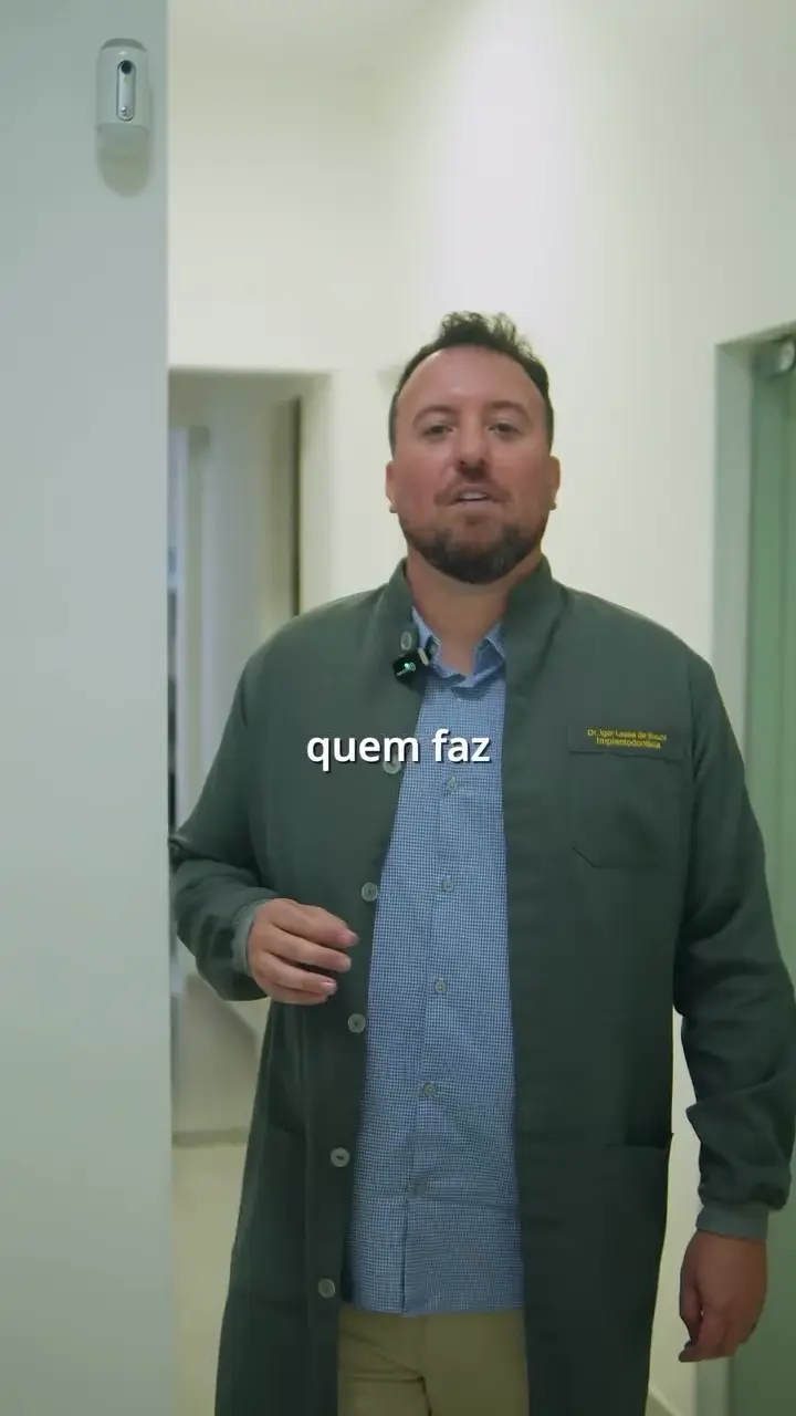 Equipe e doutora da OdontoCompany Bangu se apresentando em vídeo